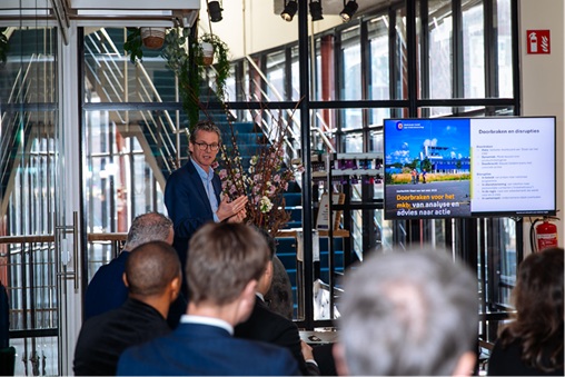 Paul van Dijk kijkt onder de motorkap van het MKB