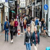 Verschillende lopende mensen in winkelgebied