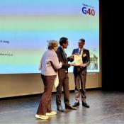 Wethouders Marijn van Ballegooijen (Amstelveen) en Anja Prins (Apeldoorn) overhandigen de verkenning aan Carsten Herstel, DG VWS